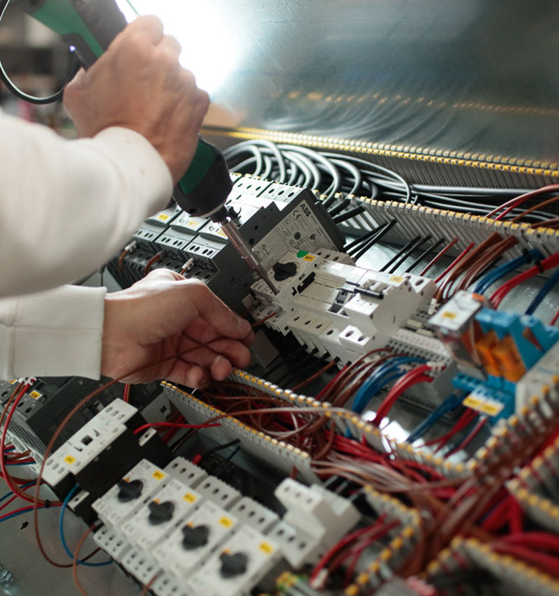 Assemblaggio quadri elettrici nel laboratorio EVO